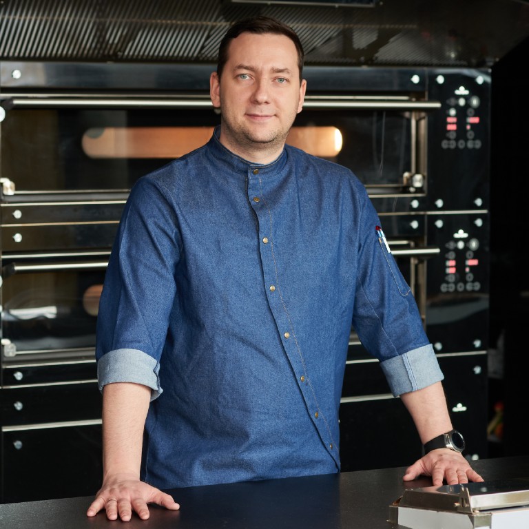 szef kuchni, Dawid Macheta w restauracyjnej kuchni