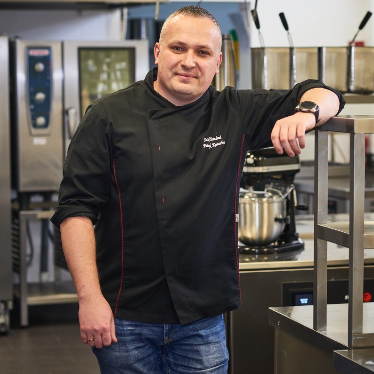 Patryk Kotarba w kuchni