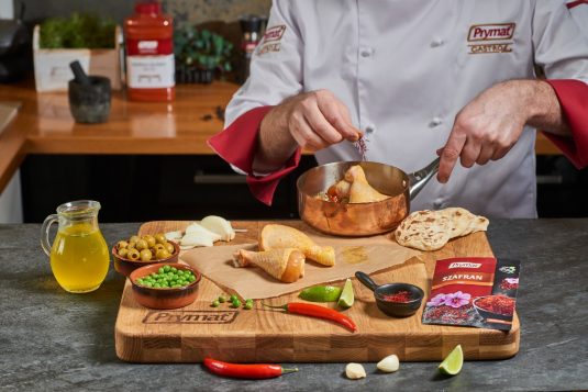 przygotowanie dania Roberta Sowy: kukurydzianego kurczaka po marokańsku z szafranem i kolendrą