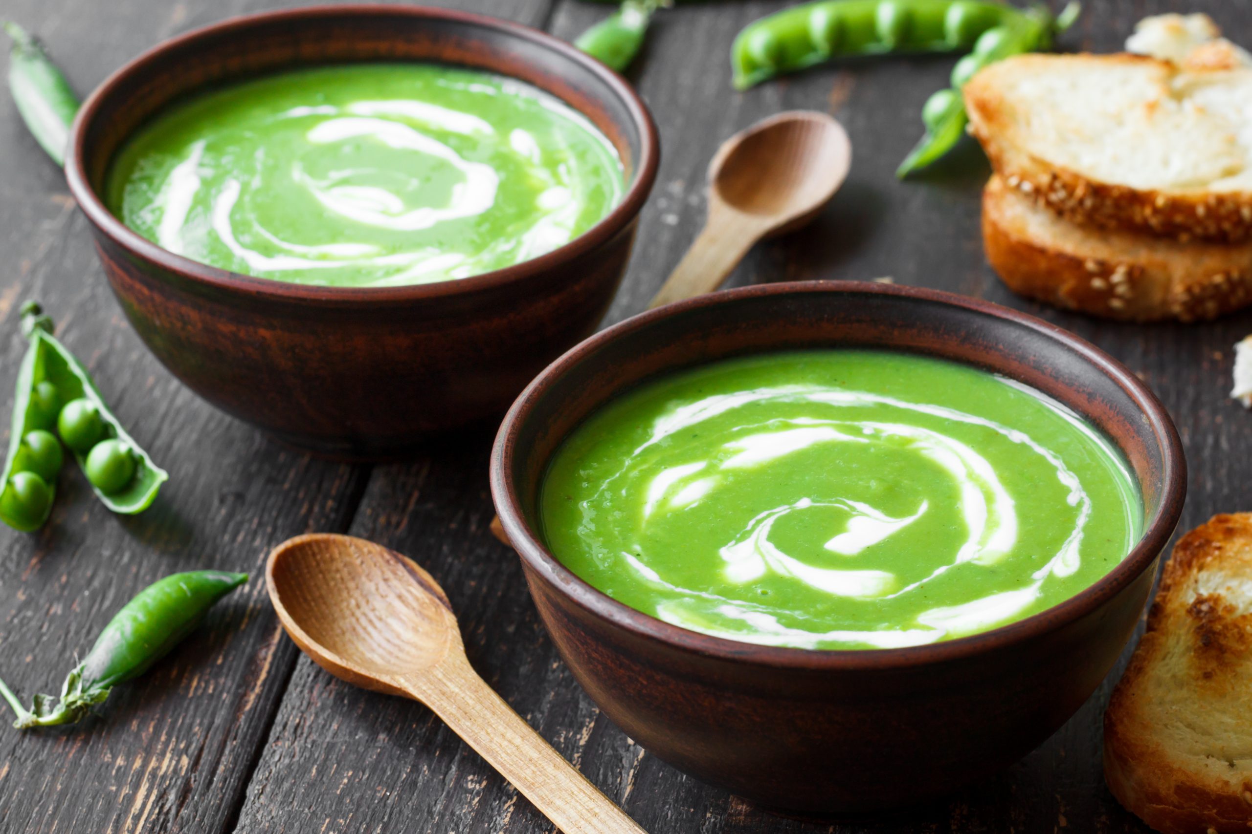 Zupa krem z zielonego groszku z miętą i grzankami ziołowymi