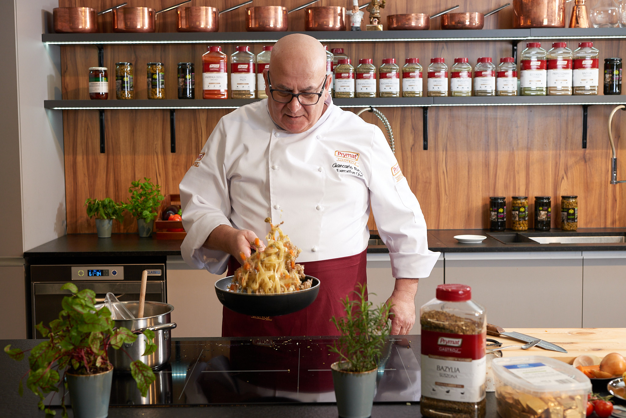 Makaron tagliatelle z sosem genovese - przygotowywania dania przez Giancarlo Russo